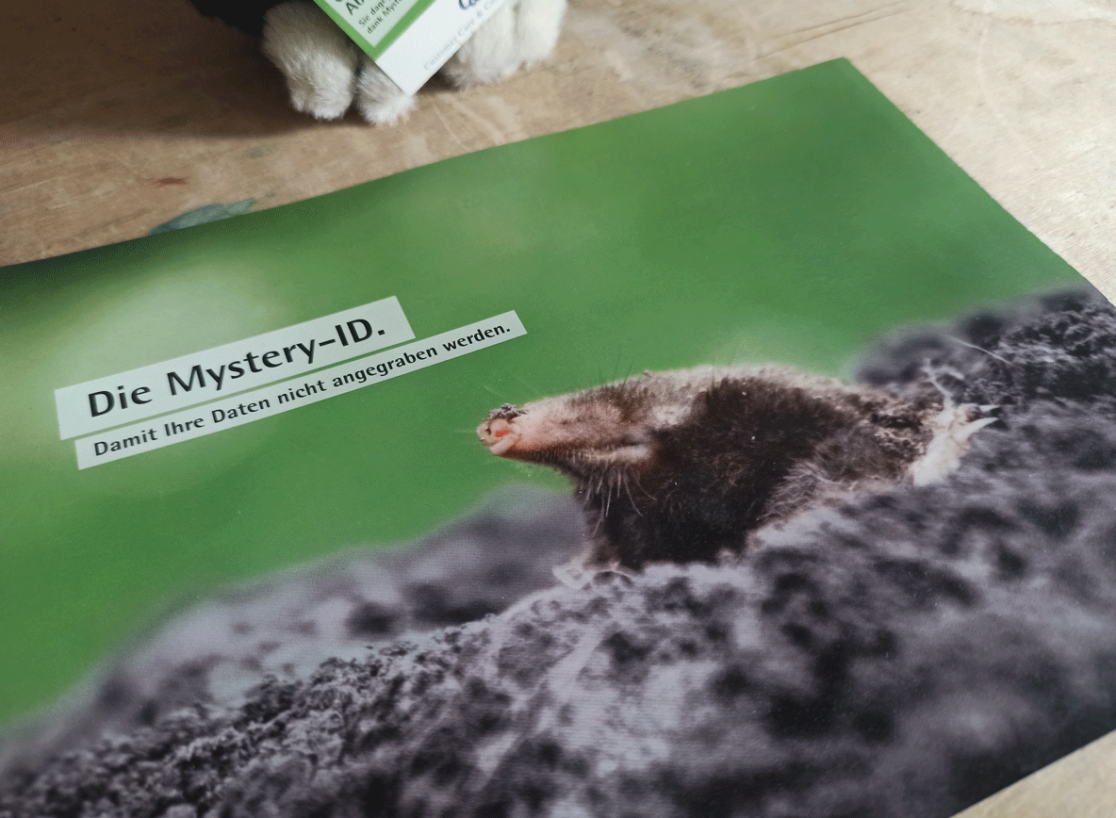 Zu sehen ist die Oberseite des Flyers, der dem Mailing beigefügt ist. Der Titel lautet: "Die Mystery-ID. Damit Ihre Daten nicht angegraben werden."
