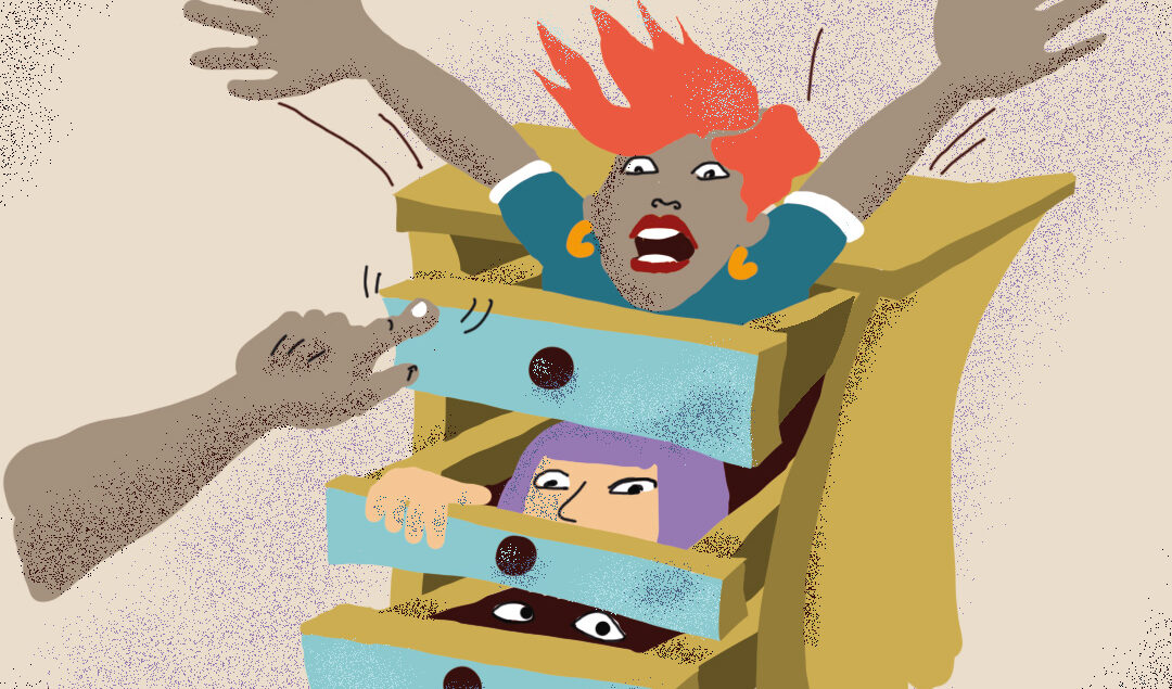 Das Bild zeigt eine Illustration zum Thema Unconscious Bias oder unbewusste Vorurteile. Im Mittelpunkt steht eine Kommode. Aus den einzelnen Schubladen sieht man Köpfe und Oberkörper von Menschen mit Diversitätsmerkmalen herausragen. Aus der Ecke kommt eine Hand hervor, die die Schubladen wieder zuschieben möchte.